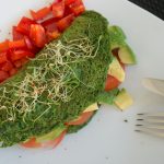 Zielony omlet z warzywami liść jarmużu