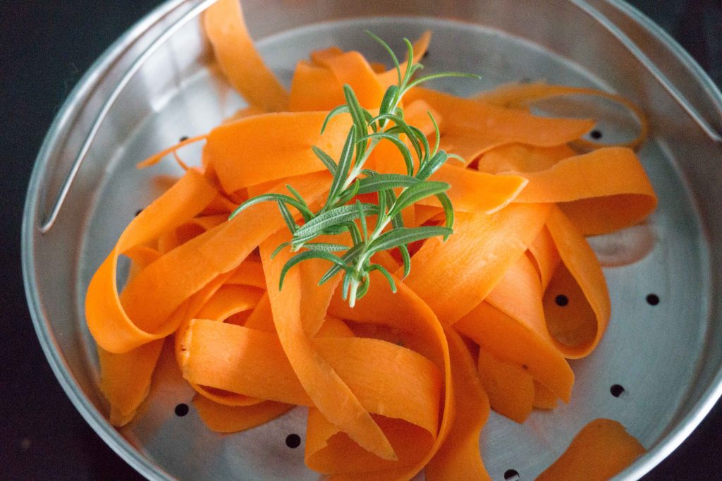 Zdrowa sałatka z marchewką i pomarańczą gotowanie