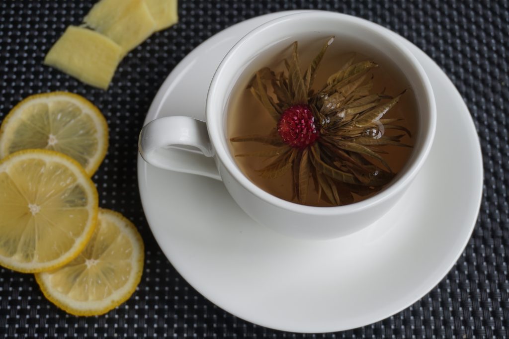 Herbata owocowa, yerba mate, rooibos, kwitnąca- temperatura, czas parzenia