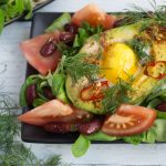 Przepis na awokado z jajkiem i sałatką