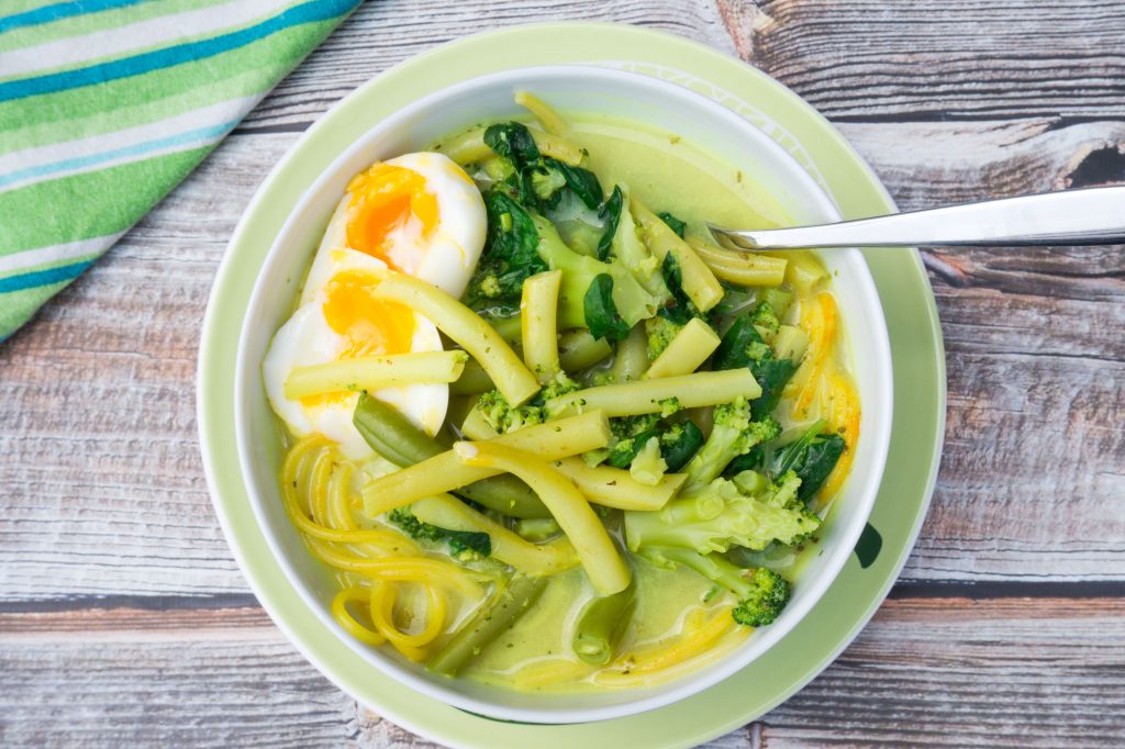 Zielona zupa z brokułem, fasolką szparagową i jajkiem liść jarmużu