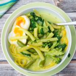 Zielona zupa z brokułem, fasolką szparagową i jajkiem liść jarmużu