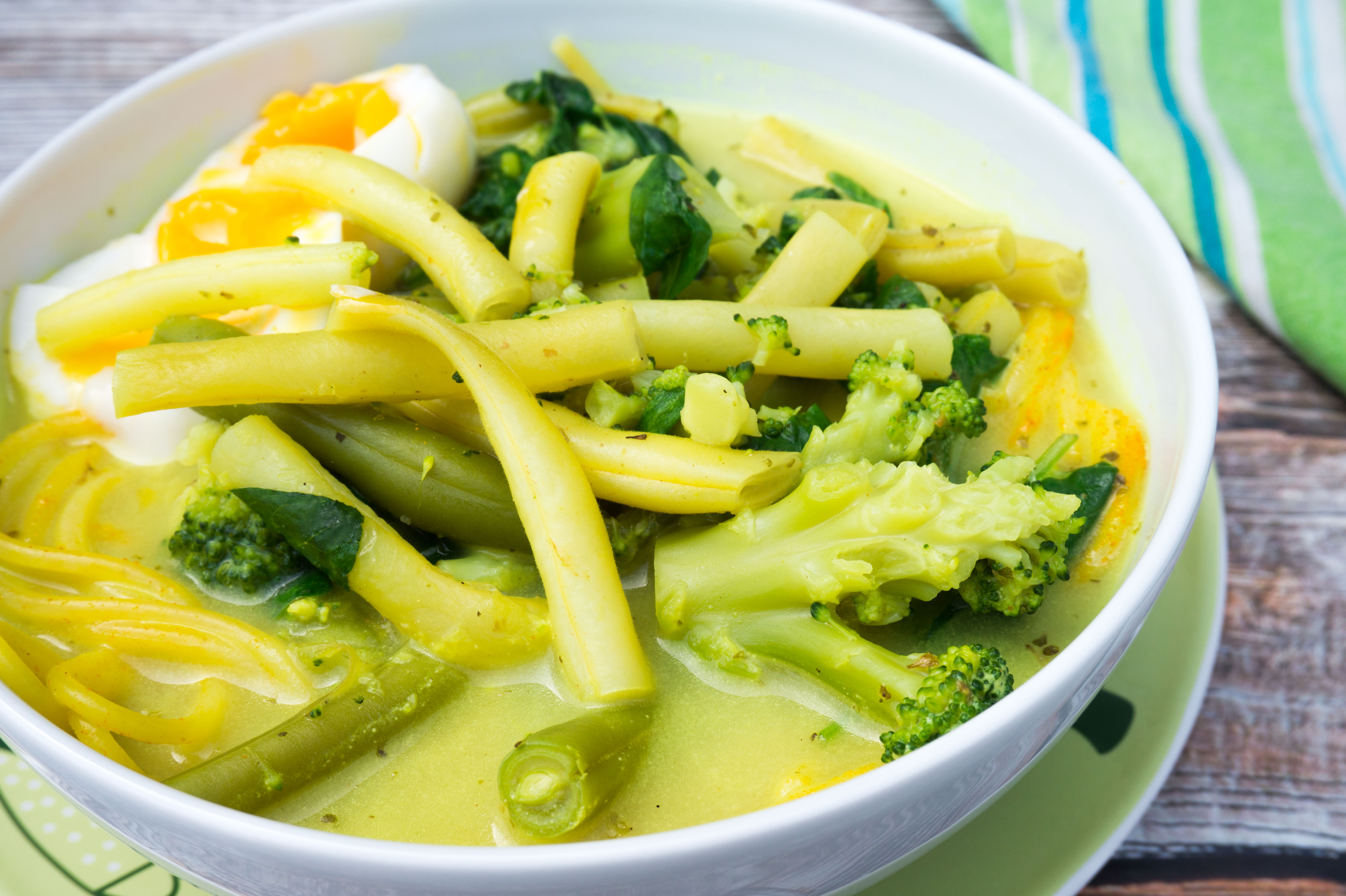 Zielona zupa z brokułem, fasolką i jajkiem